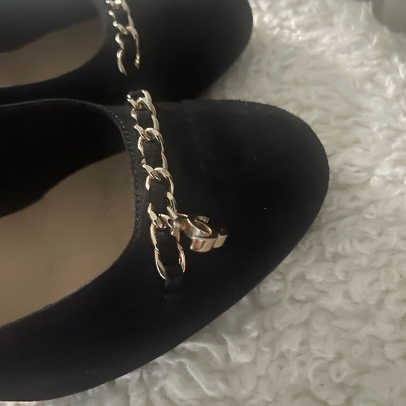 SOLD Chanel Suede Pumps with logo chain - Picture 3 of 10
